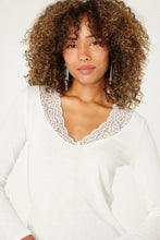 Cargar imagen en el visor de la galería, Blouse with lace on the neckline
